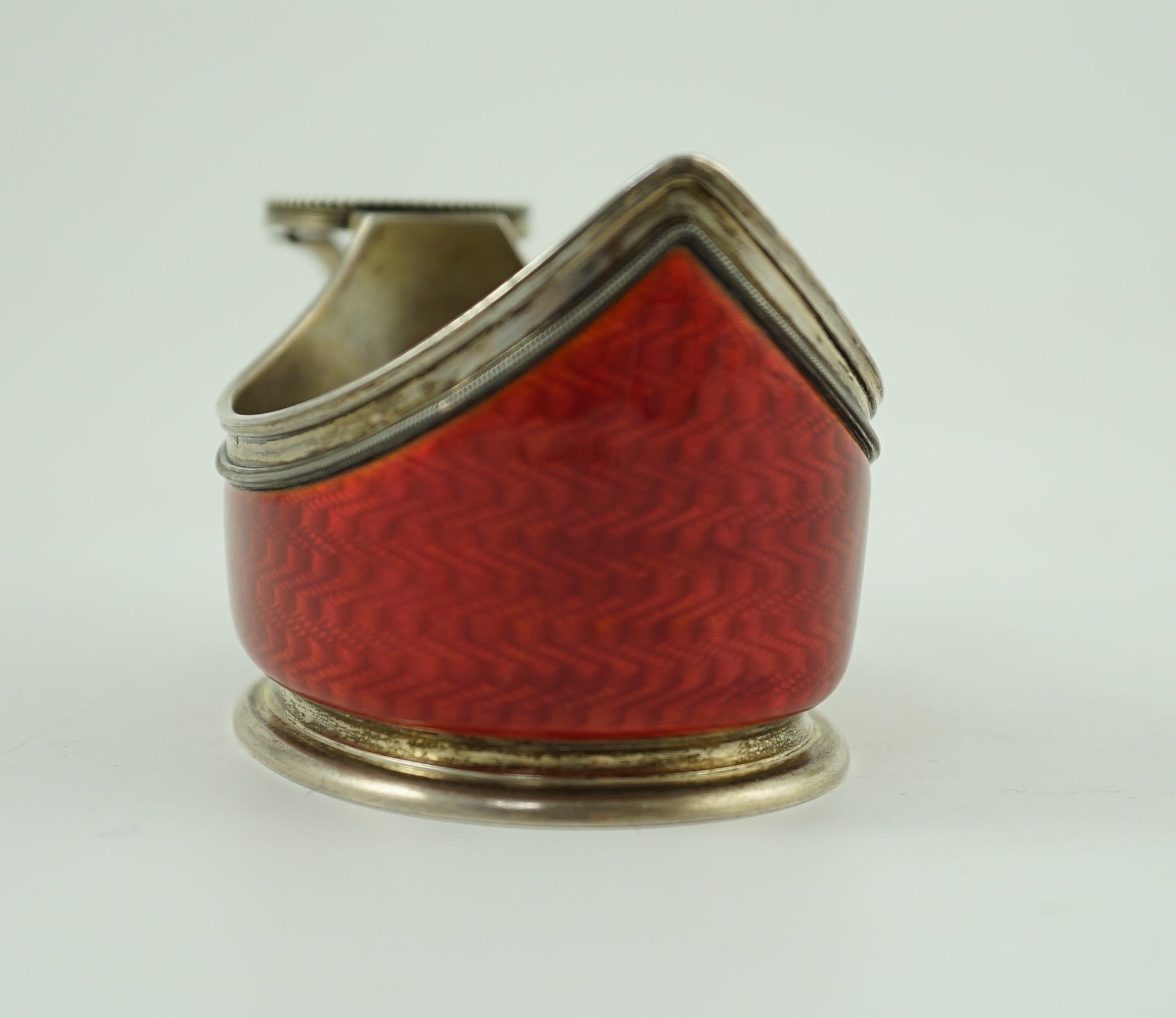 CARL FABERGE: A late 19th/early 20th century 88 zolotnik and red guilloche enamel oval kovsh, work master Anders Johan Nevalainen